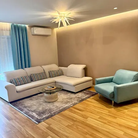 Spacious Apartment *