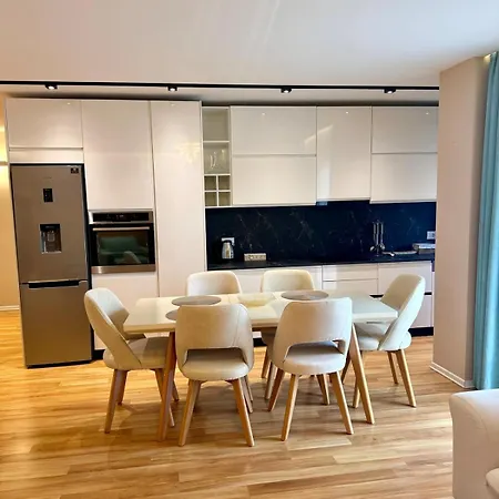 Spacious Apartment *
